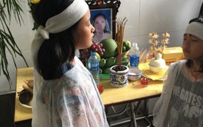 Quặn thắt trước cảnh hai chị em mồ côi cả bố mẹ vì tai nạn giao thông