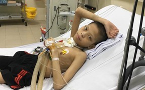 Trao tiền bạn đọc ủng hộ chàng thanh niên đã 5 năm lấy bệnh viện làm nhà