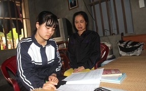 Mẹ ung thư, bố tàn tật, ông mù lòa và lời cầu cứu của cô nữ sinh trước nguy cơ thất học