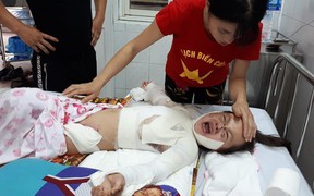 Nhặt đồ chơi rơi cạnh bốt điện, bé gái dân tộc H'Mông bị bỏng toàn thân, quằn quại trong đau đớn