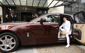 Quang Hà đi Rolls Royce giới thiệu show 11 tỷ sau vụ cháy sân khấu 2 năm trước