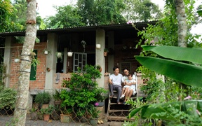 Chồng đưa cả gia đình về quê, dựng nhà, giúp vợ chữa ung thư Chồng đưa cả gia đình về quê, dựng nhà, giúp vợ chữa ung thư