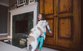 Tình bạn cực đáng yêu giữa cô bé 4 tuổi và chó cưng