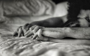 Đừng để đôi tay thừa thãi giữa cuộc yêu đam mê