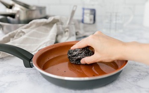 Chảo chống dính mới mua, nấu được vài bữa đã xước hết? Rất có thể chị em đã mắc phải 3 sai lầm này!