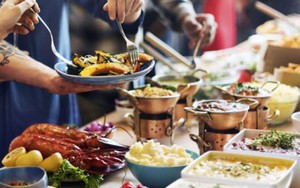 Đầu bếp nhà hàng tiết lộ: Đi ăn nhớ tránh 2 khung giờ này