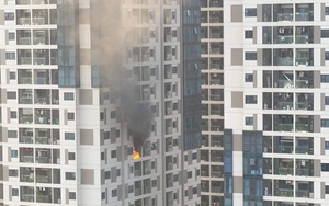 Hà Nội: Cháy kinh hoàng căn hộ chung cư cao cấp, ngọn lửa bốc lên dữ dội kèm khói đen bao trùm khiến hàng trăm cư dân hoảng hốt