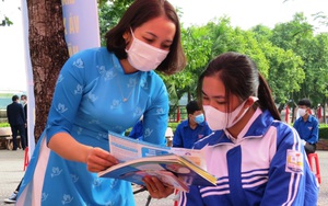 60 năm ngành Dân số - Vì một Việt Nam phát triển bền vững: Trèo đèo, vượt suối truyền thông dân số ở các bản vùng cao