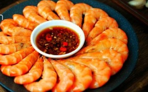 Muốn tôm luộc ngon như ngoài hàng, thả ngay quả này vào, con nào cũng thơm nức, không tanh
