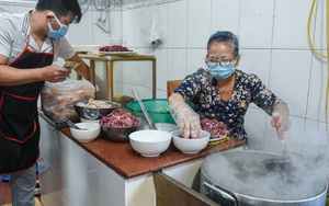 Quán phở mặn nhất Hà Nội, giá 'chát' 80.000 đồng/bát vẫn nườm nượp khách