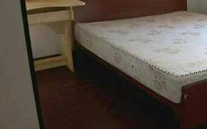 Mẹ chồng đi vào nhà con dâu, bắt gặp thứ ở dưới gầm giường khiến bà không tin nổi ở mắt mình