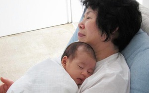 Đứa tɾẻ ngủ với bà khác với ngủ với mẹ, 10 năm saᴜ nhận ɾa đã qᴜá mᴜộn
