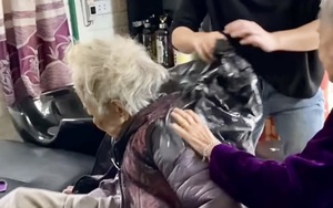 Cụ bà 91 tuổi dỗ mãi em gái 81 tuổi mới gội đầu, cảm động nhất là quyết định của chủ tiệm