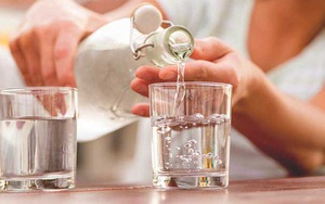 Uống nước theo kiểu này chẳng khác nào "tự đầu độc", nạp vào cơ thể 1 chất gây ung thư mà WHO cảnh báo, lại tiềm ẩn nguy cơ vô sinh cao