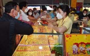 Giá vàng hôm nay 1/10: Vọt lên rồi quay đầu giảm mạnh