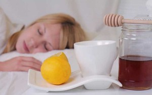 Uống nước mật ong ấm trước khi ngủ có nên không? Đây là ý kiến của chuyên gia 