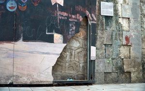 Hà Nội: Những bức họa ở phố Phùng Hưng đang bị thủng, rách