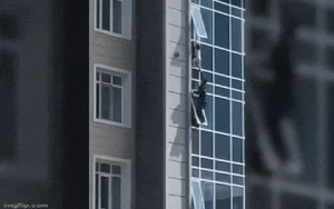 Người đàn ông giải cứu bé gái sắp rơi từ cửa sổ tầng 8