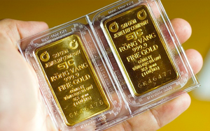Giá vàng hôm nay: USD rớt giá, vàng được đà tăng mạnh, giới đầu tư ôm vào hay bán ra?