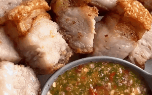 L&agrave;m heo quay gi&ograve;n b&igrave; bất bại bằng nồi chi&ecirc;n kh&ocirc;ng dầu, kết hợp với b&iacute; quyết pha nước chấm n&agrave;y th&igrave; ngon ngất ng&acirc;y