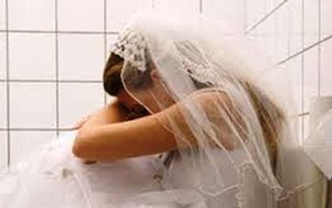 Theo đuổi mộng lấy chồng giàu, ngay đêm tân hôn khóc không thành tiếng vì bí mật của chồng