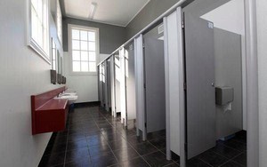 Ngại dùng nhà vệ sinh công cộng vì sợ bệnh lây qua đường tình dục: Bác sĩ nói gì?