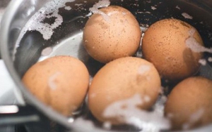 2 sai lầm khi luộc trứng gà có thể gây ngộ độc