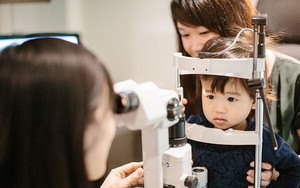 Con có dấu hiệu nhìn mờ, bố mẹ ngã ngửa khi biết nguyên nhân
