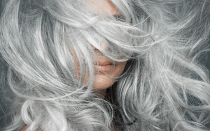 Thực hư tin đồn người tóc bạc ít bị ung thư, vị trí tóc bạc sẽ báo hiệu những bệnh gì liên quan