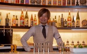 18 tuổi lên thành phố xin việc, 39 tuổi "bartender vĩ đại nhất Nhật Bản" đoạt nhiều giải thưởng danh giá châu Á, vẫn tự tay chăm sóc vườn thảo dược không ngại nắng mưa