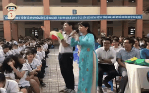 Lên múa phụ họa cho giáo viên, nam sinh bất ngờ chiếm spotlight vì thần thái quá ấn tượng