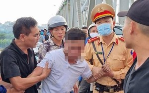 Thanh niên trèo lên lan can cầu Chương Dương định nhảy xuống sông