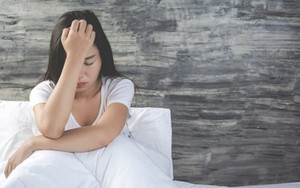 Nghi vợ chat sex với người đàn ông khác, chồng làm điều khiến vợ nhục nhã trước mặt bố mẹ và con gái mình