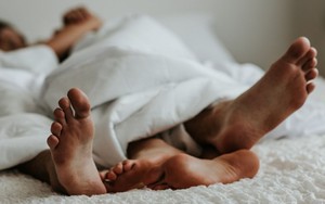 Hẹn bạn gái qua mạng đến khách sạn để "mây mưa", bố chồng tá hoả khi người xuất hiện là con dâu, trớ trêu hơn người chồng cũng đến bắt quả tang