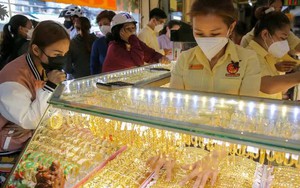 Giá vàng hôm nay 15/8: Tụt dốc sau tăng dựng đứng
