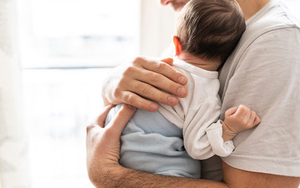 Đi làm về, tôi kinh ngạc khi thấy người yêu cũ đang bế con mình