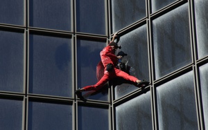 'Người nhện' nước Pháp chinh phục tòa nhà chọc trời ở tuổi 60