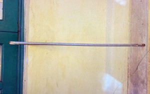 Trò đùa dại của bạn học trong giờ thể dục, một nam sinh bị thanh sắt đâm xuyên hậu môn