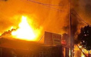 Hỏa hoạn thiêu rụi dãy nhà tạm ở Hà Nội