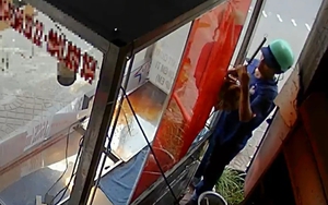 Camera ghi cảnh nam thanh niên trộm vịt quay trong tủ kính