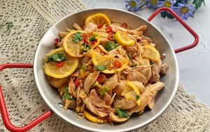 Thịt gà luộc có nhiều, mang ra làm món này chỉ mất 10 phút nhưng chắc chắn ai cũng phải tấm tắc khen ngon!