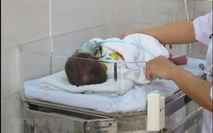 Hai mẹ con sản phụ nguy kịch vì chồng mê tín, cố chọn ngày đẻ vào đầu năm