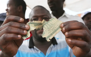 Sống sót từ nghề vá tiền cũ để giao dịch tại chợ đen ở Zimbabwe
