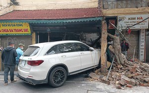 Hiện trường chiếc Mercedes tông sập nhà phố cổ Hà Nội lúc rạng sáng