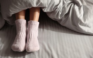 Đi tất khi ngủ có tốt cho sức khỏe?