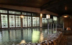 Nhật Bản: Khách sạn bị tố nửa năm thay nước bể tắm một lần, cựu chủ tịch nhận lỗi rồi tự sát
