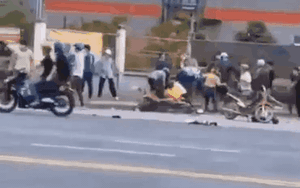 Video: Nhóm phụ nữ U50 hẹn "giải quyết mâu thuẫn" trước cổng công ty gây náo loạn