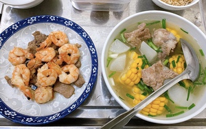 Chồng tự tay nấu loạt mâm cơm cữ cho vợ sau sinh khiến hội chị em khen hết lời