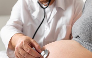 Ly hôn chồng ngày con trai tròn 1 tháng tuổi, biết việc anh ta làm với vợ trước cửa phòng sinh mới thấy xót xa