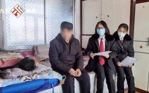 Bố mẹ chồng thay mặt con trai đệ đơn ly hôn để giải thoát cho con dâu